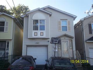 881 Hunterdon St, Newark, NJ 07112-2651