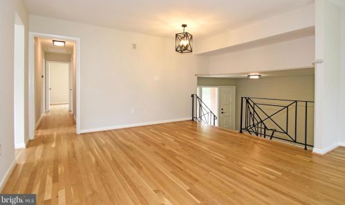 2879 Glenora Ln, Rockville MD 20850-3055 exterior