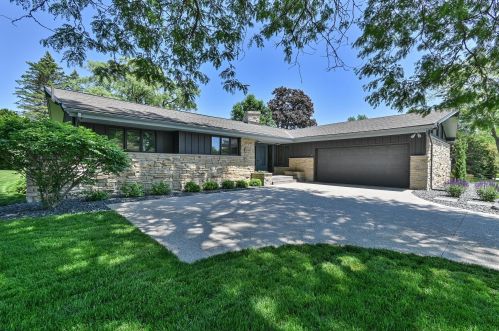 230 Manor Cir, Milwaukee, WI 53217-1728