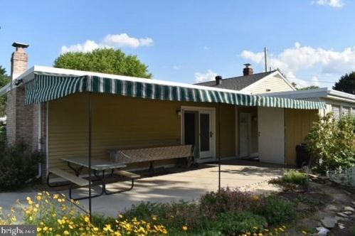 17 Lincoln Dr, Hanover, PA 17331-4906