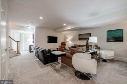 1456 Harvest Xing Dr, Mc Lean VA 22101-5651 exterior