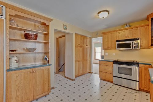 1404 Candlewood Dr, Bull Valley IL 60014-8964 exterior