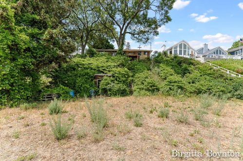 1661 Ruddiman Dr, Meskegon MI 49445-3041 exterior