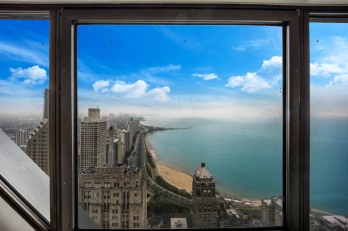 175 Delaware Pl, Chicago IL  60611-1756 exterior