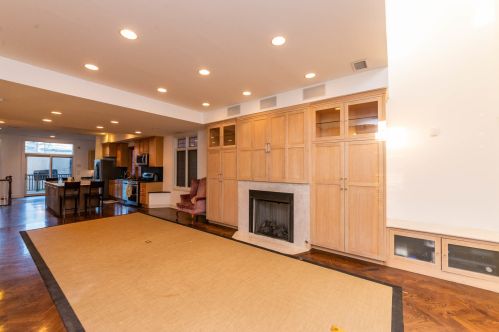 1422 Barry Ave, Chicago IL  60657-4206 exterior