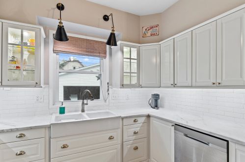 4020 Prospect Ave, Milwaukee WI 53211-2116 exterior