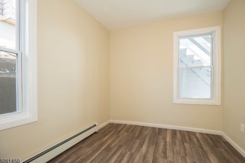 30 Glover Ave, West Paterson NJ 07424-2843 exterior