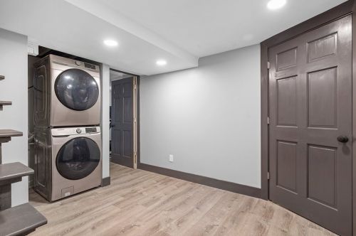 109 Rhodes Ave, Pittsburgh PA  15220-2615 exterior