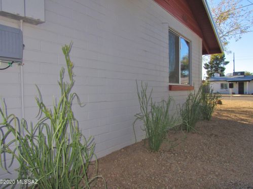 3008 Dickson Dr, Tucson AZ 85716-1722 exterior