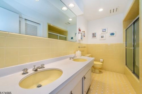 17 Coddington Ter, Livingston NJ 07039-3632 exterior