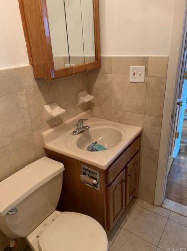 2418 Seymour Ave, Bronx NY 10469-3017 exterior