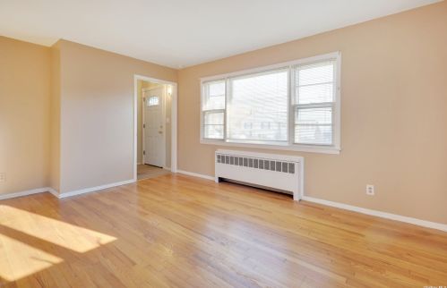 37 Bainbridge Ave, Huntington Station NY 11747-2602 exterior