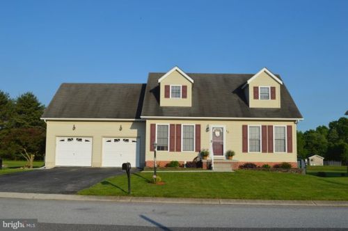 12 Ash Dr, Littlestown, PA 17340-9476