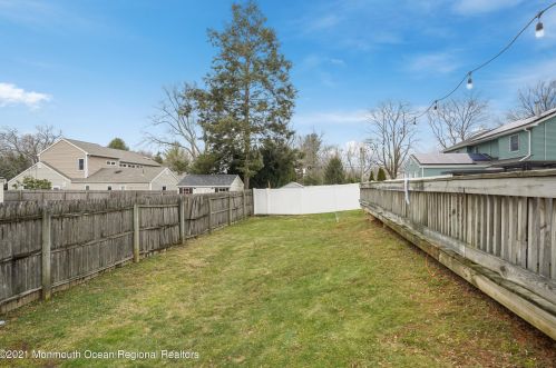 142 Beechwood Dr, Red Bank NJ 07702 exterior