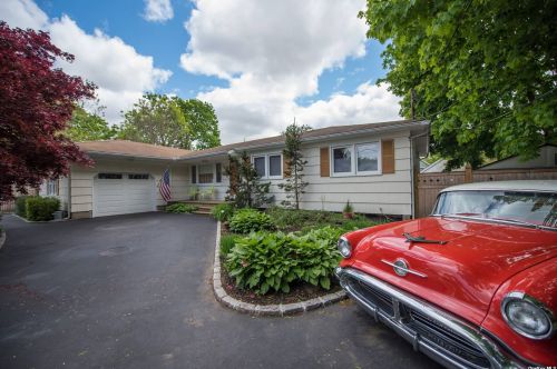 330 Gillette St, Huntington Station, NY 11746-7028