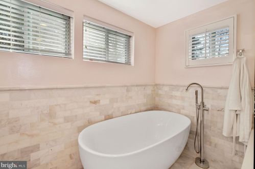 6651 Old Chesterbrook Rd, Mc Lean VA  22101-4661 exterior