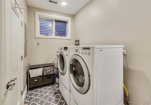 1542 Oakdale Ave, Chicago IL 60657-4024 exterior