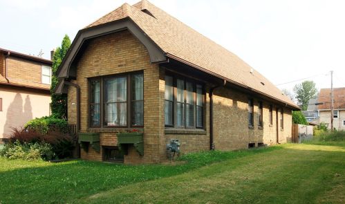 1009 Center St, Milwaukee, WI 53212-3051