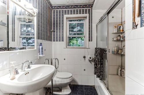 11 Erin Ct, Norwalk CT 06854-3303 exterior