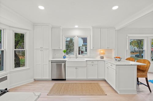 5110 Shoreland Ave, Milwaukee WI  53217-5541 exterior