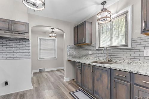 6754 Dolphin St, Dearborn Heights MI  48127-2539 exterior