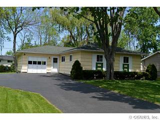 16 Galway Dr, Rochester, NY 14623-5208
