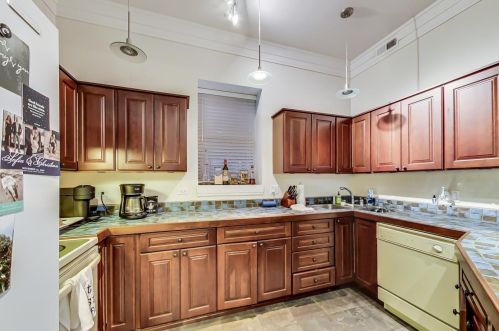 1112 Damen Ave, Chicago IL 60622 exterior