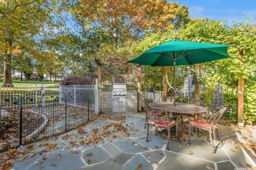 206 Windwatch Dr, Hauppauge NY 11788-3349 exterior