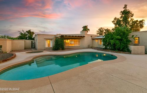 6882 Casas Adobes Dr, Tucson AZ 85704-6126 exterior