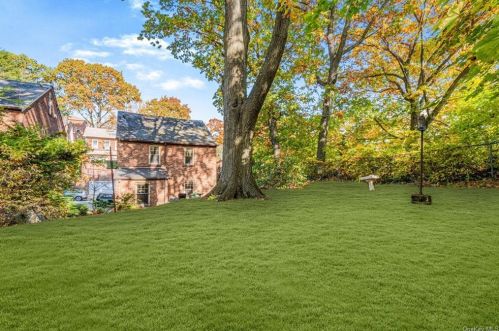 256 260th St, Bronx NY 10471-1822 exterior