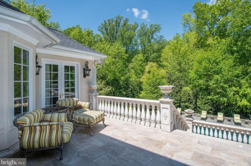 896 Alvermar Rdg Dr, Mc Lean VA 22102-1439 exterior