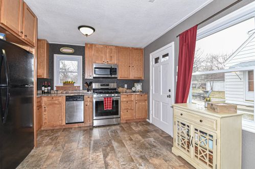 3263 82nd St, Milwaukee, WI 53222-3838