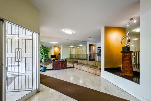 7033 Kedzie Ave, Chicago IL  60645-2845 exterior