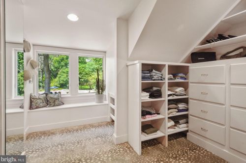 9000 Congressional Pkwy, Rockville MD  20854-4610 exterior