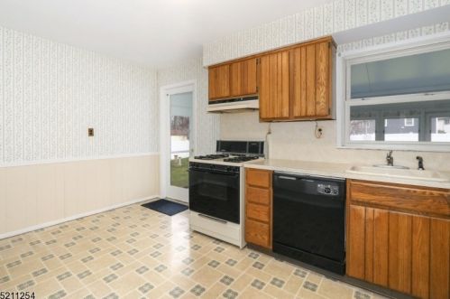 47 Dawn Dr, Clark NJ 07066-1401 exterior