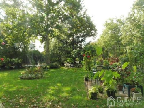 20 Lakeside Dr, Piscataway, NJ 08854-4206