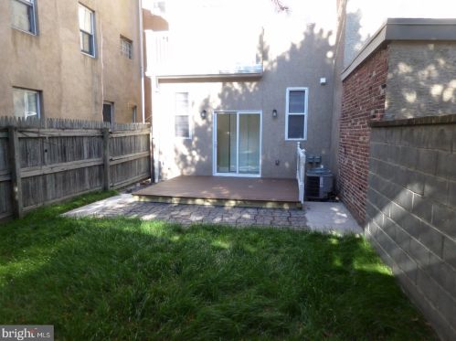 124 Laurel St, Philadelphia PA  19123-2307 exterior