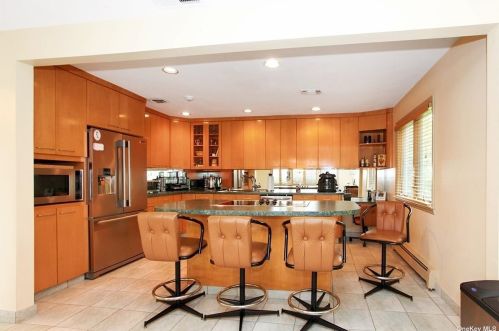 741 Park Ct, Valley Stream NY 11581-3507 exterior