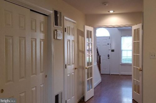 6601 Hunter Creek Ln, Alexandria VA  22315-6052 exterior