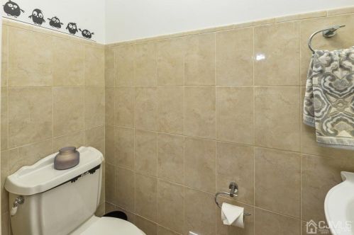 10 Snowflake Ln, Edison NJ 08820-1462 exterior