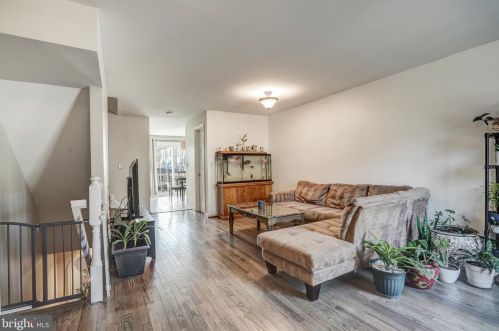 7818 Colonial Springs Blvd, Alexandria VA  22306-2864 exterior