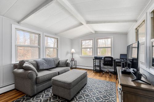 20 Bay Rd, Newmarket NH 03857-1728 exterior