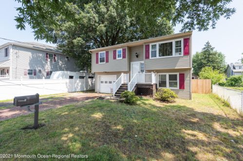 36 Day Ave, Middletown, NJ 07748-5327