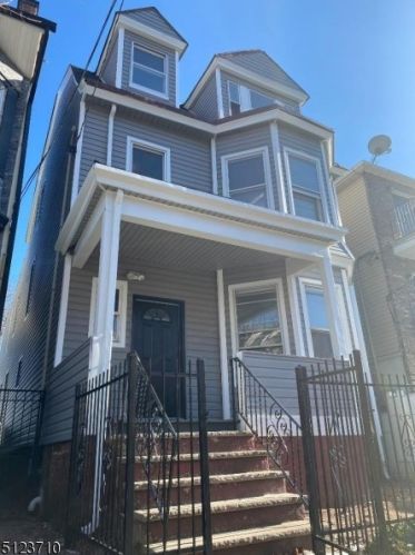 25 7th St, Newark, NJ 07107-2926