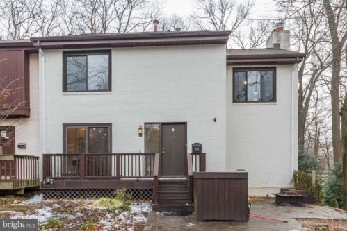 2021 Golf Course Dr, Herndon, VA 20191-3836