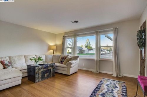 1875 Granada Dr, Concord CA 94519-1330 exterior