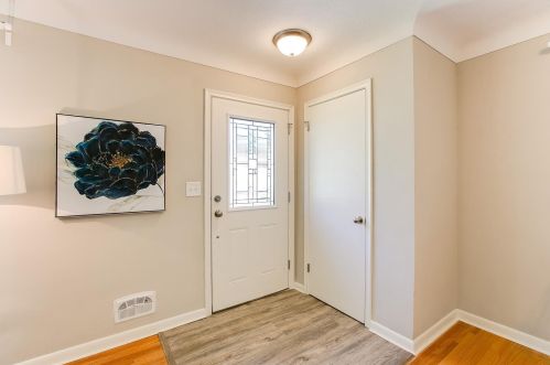 2445 Aglen St, Saint Paul, MN 55113-3309