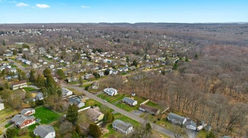 25 Pne St, Derby CT 06418-2333 exterior