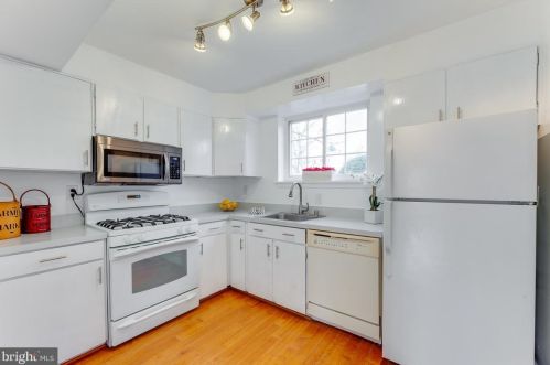 2406 Dearing St, Alexandria VA 22302-1806 exterior