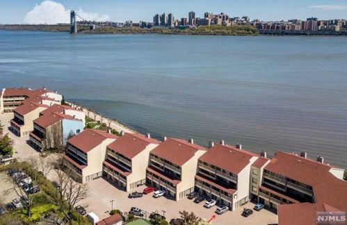 1225 River Rd, Edgewater NJ 07020-1459 exterior